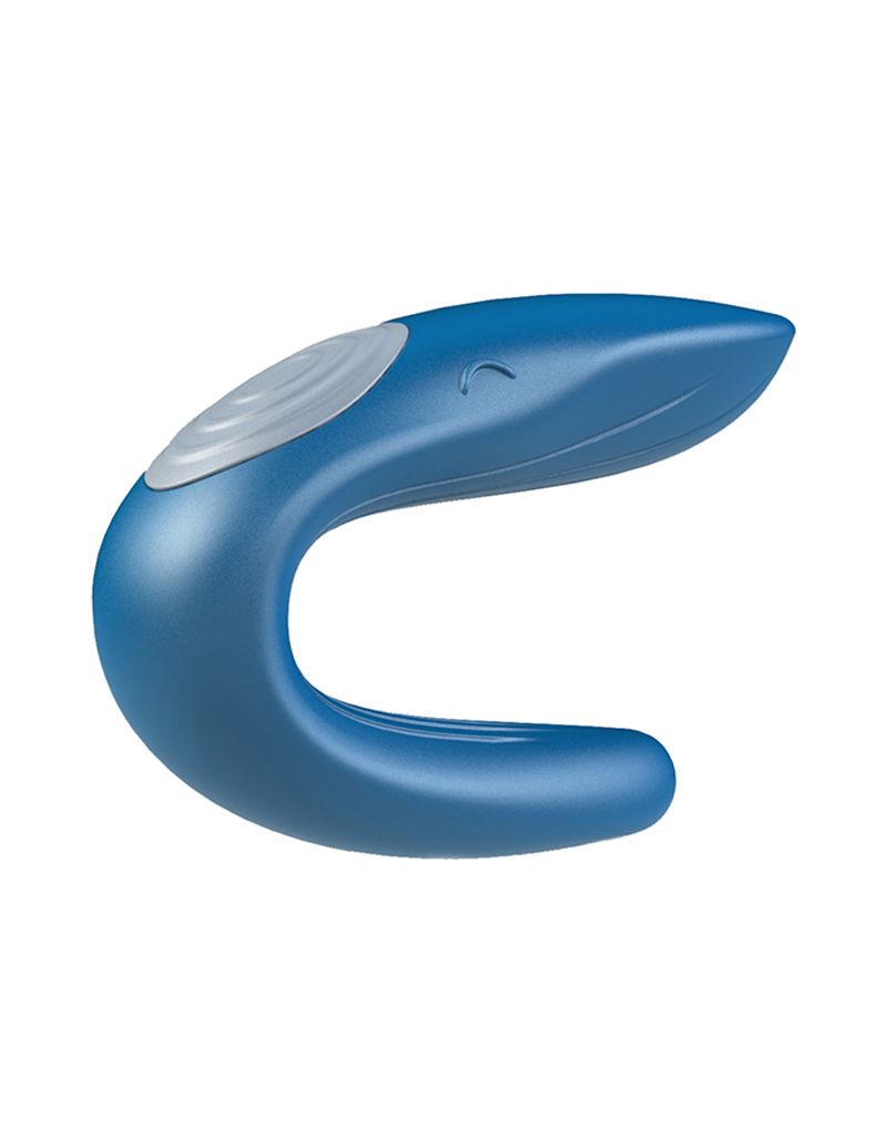 Zijn jullie twee klaar voor een beetje actie met z'n drieën? Dan is de Satisfyer Double Whale de perfecte keuze voor jullie! De multivibrator voor koppels is, zoals de naam al aangeeft, waterdicht (IPX7) en klaar om je vele aangename uren in je privézwembad in het hotel of in je bubbelbad thuis te geven. De koppelvibrator is geschikt voor partners, maar kan ook door haar alleen gebruikt worden. Tijdens het vrijen rust de smallere schacht op haar clitoris terwijl de andere schacht vaginaal wordt ingebracht. Dankzij de 2 motoren worden haar clitoris en haar G-spot met evenveel plezier gestimuleerd, maar de binnenste as verwent ook zijn eikel met sensuele trillingen. Met een druk op de knop kun je kiezen uit 7 trilritmes en 3 trillingsintensiteiten die je samen naar de zevende hemel katapulteren. De batterij is oplaadbaar met de bijgeleverde magnetische USB-oplaadkabel.
