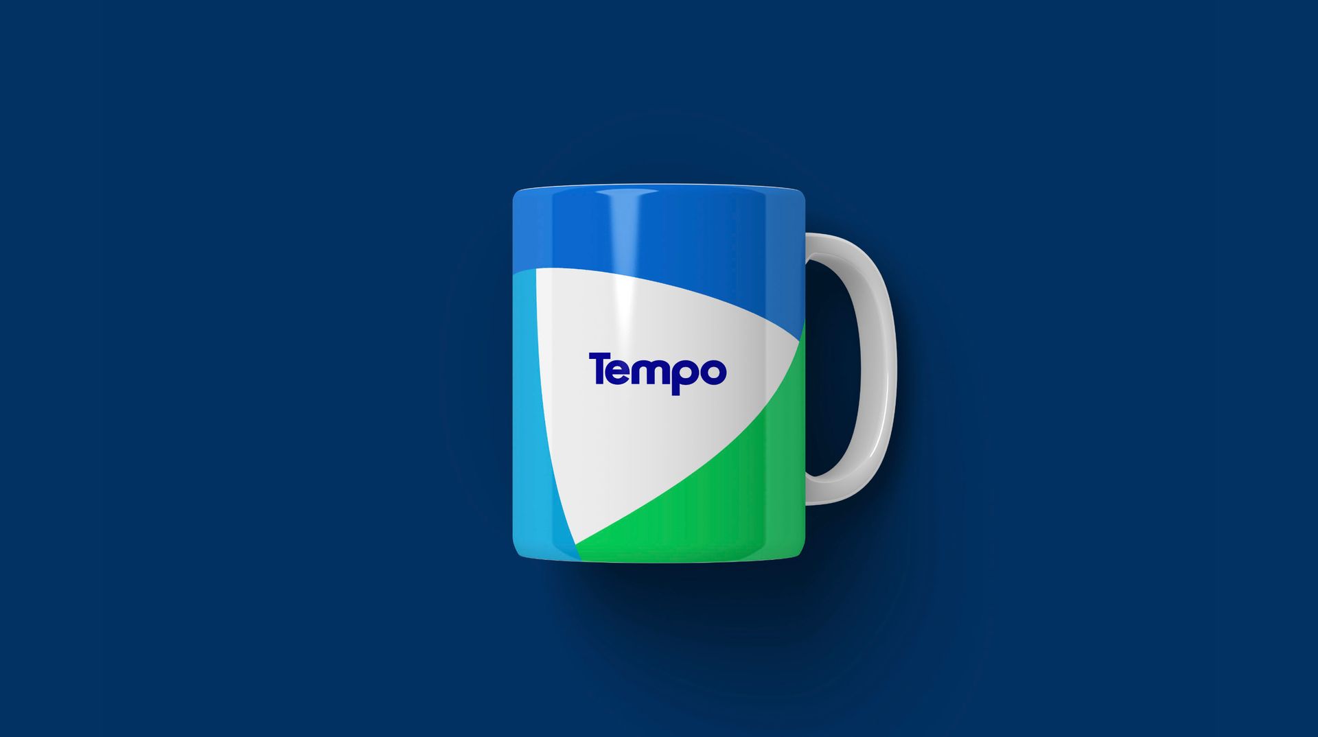 Mockup de uma caneca de porcelona com a marca Tempo.
