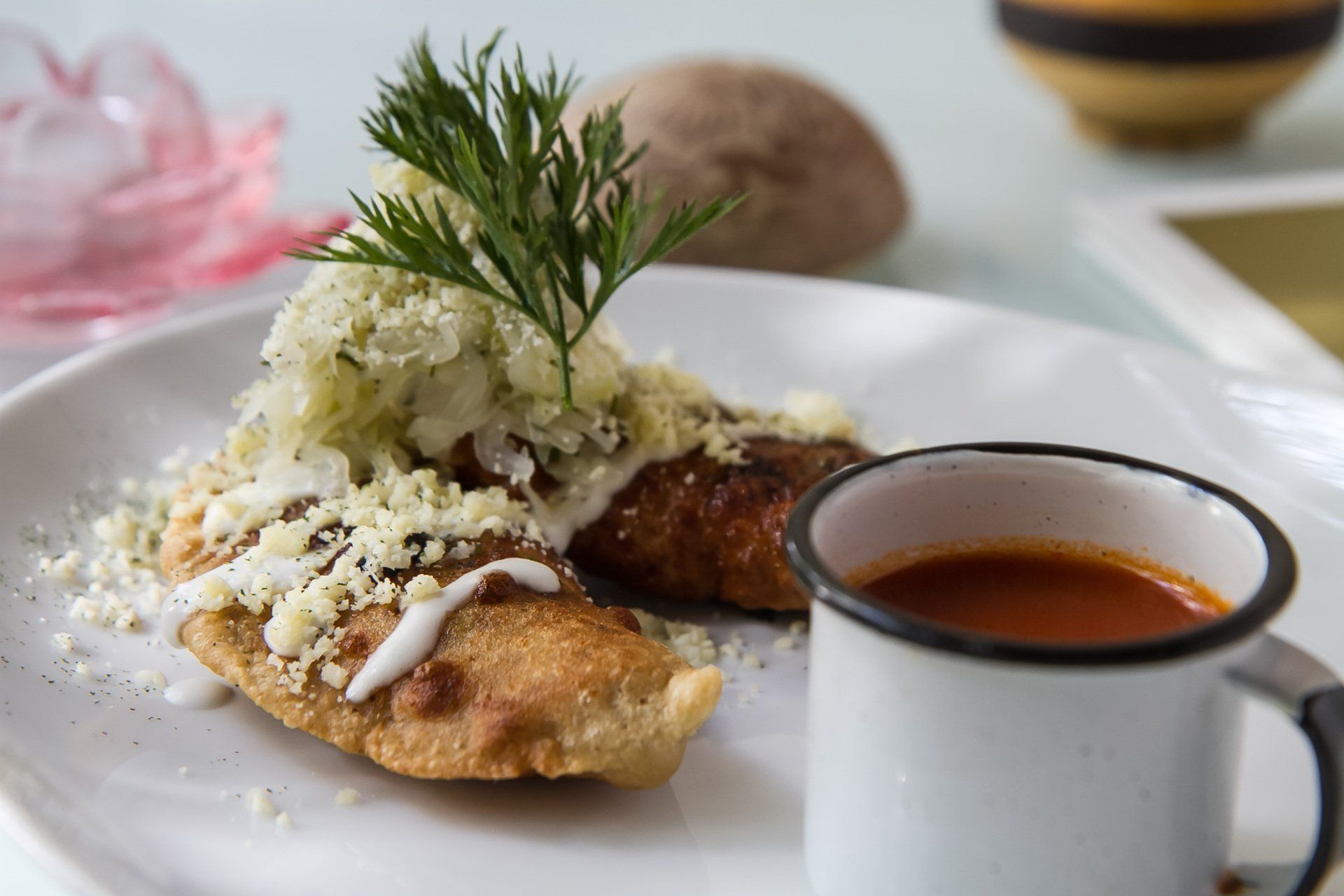 Plato con empanadas de carne de res