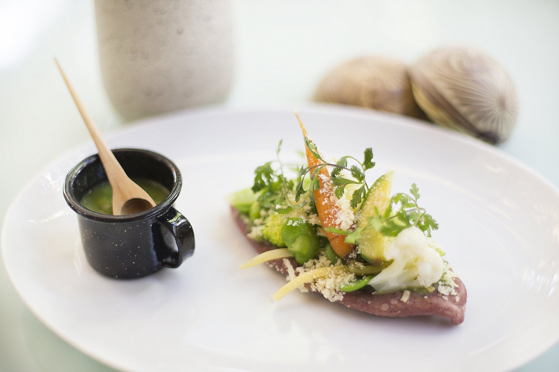 Elegante plato de tlacoyo rosa de restaurantes Azul