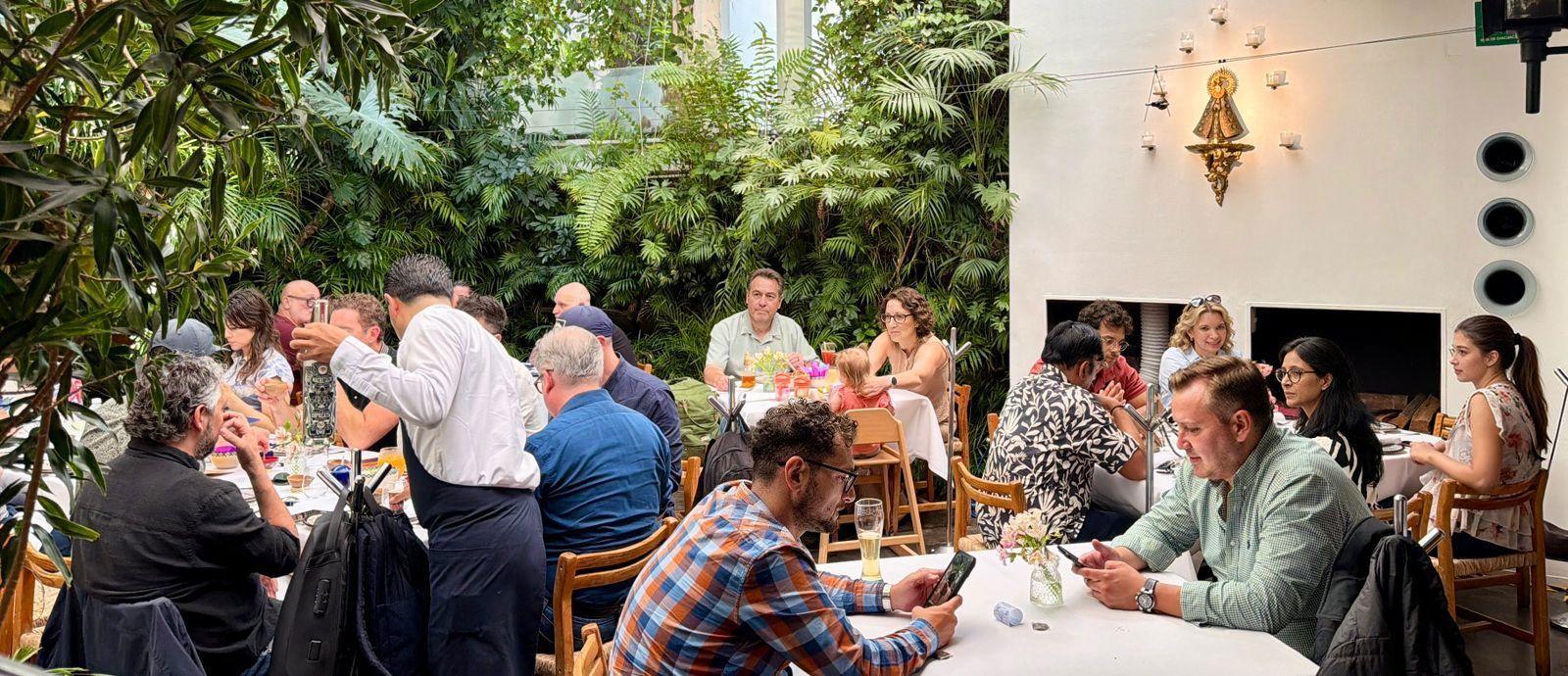 Gente comiendo en mesas de café al aire libre en Restaurante Azul Condesa