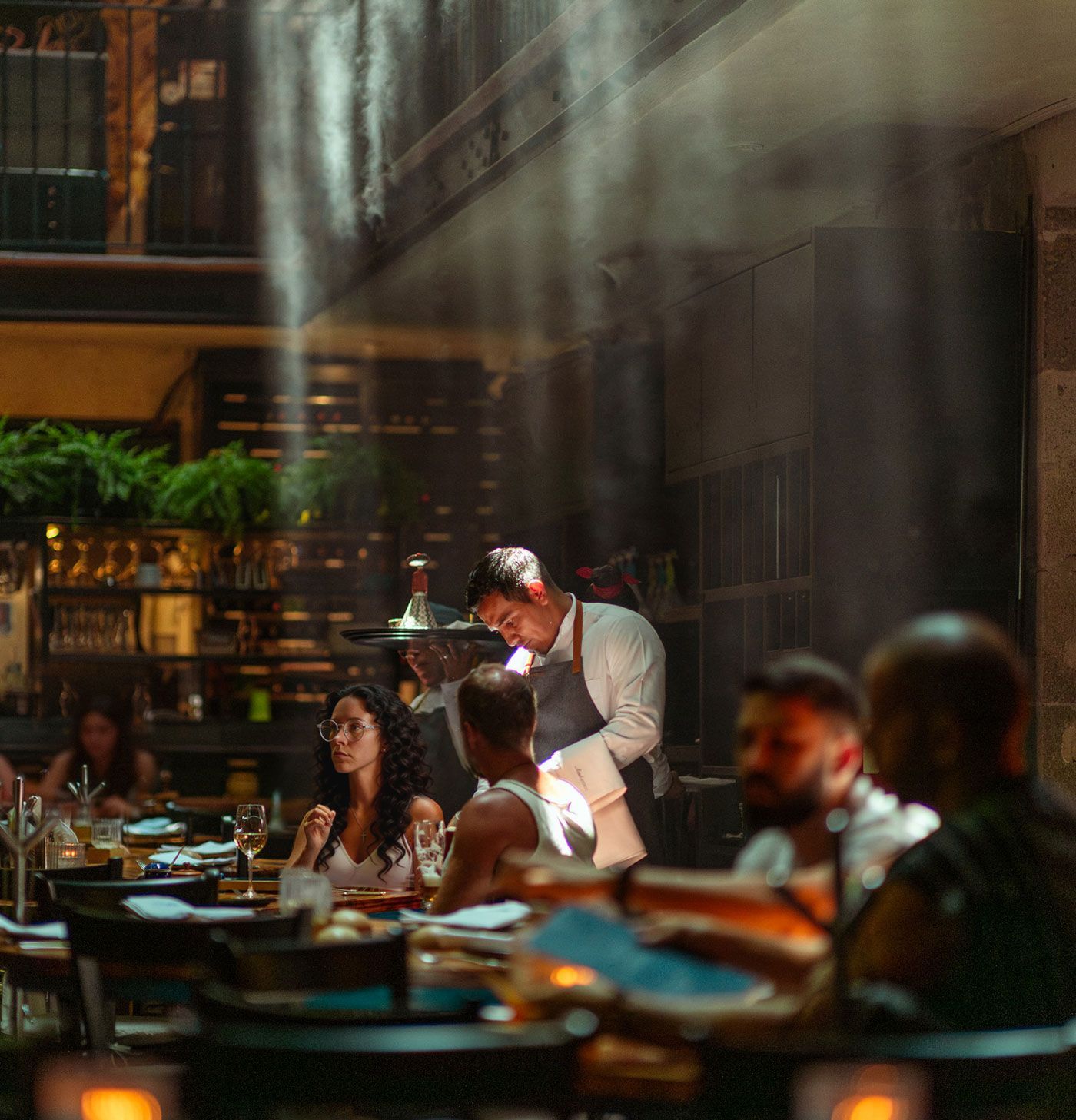 Un camarero se inclina sobre los comensales de restaurantes Azul