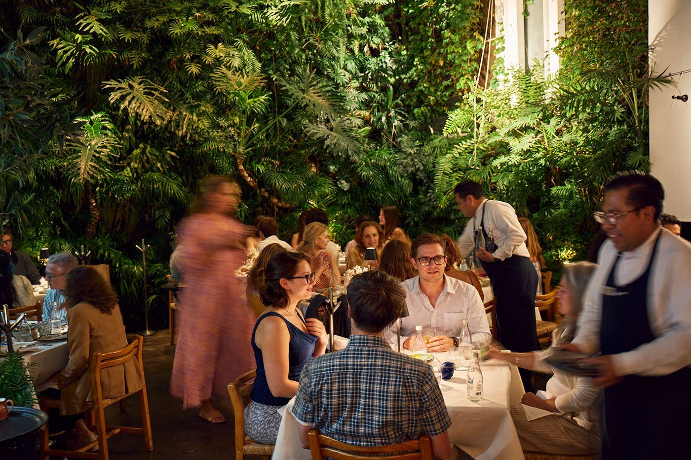 Terraza de restaurantes Azul con comensales en mesas con manteles blancos 
