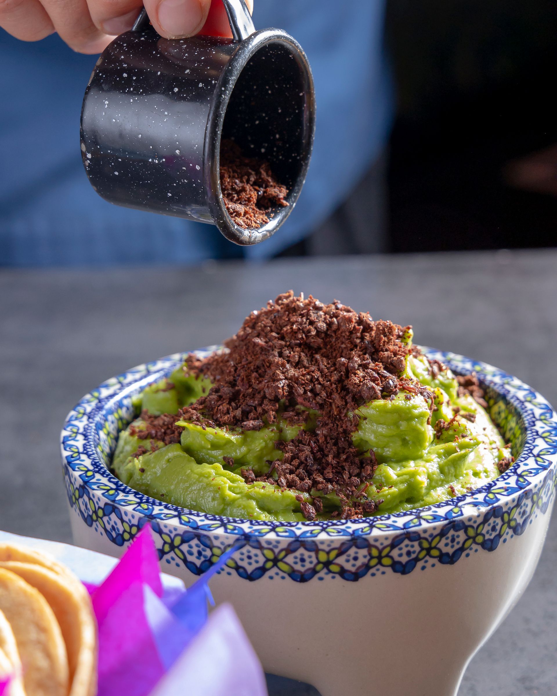 Guacamole con chapulines de restaurantes Azul