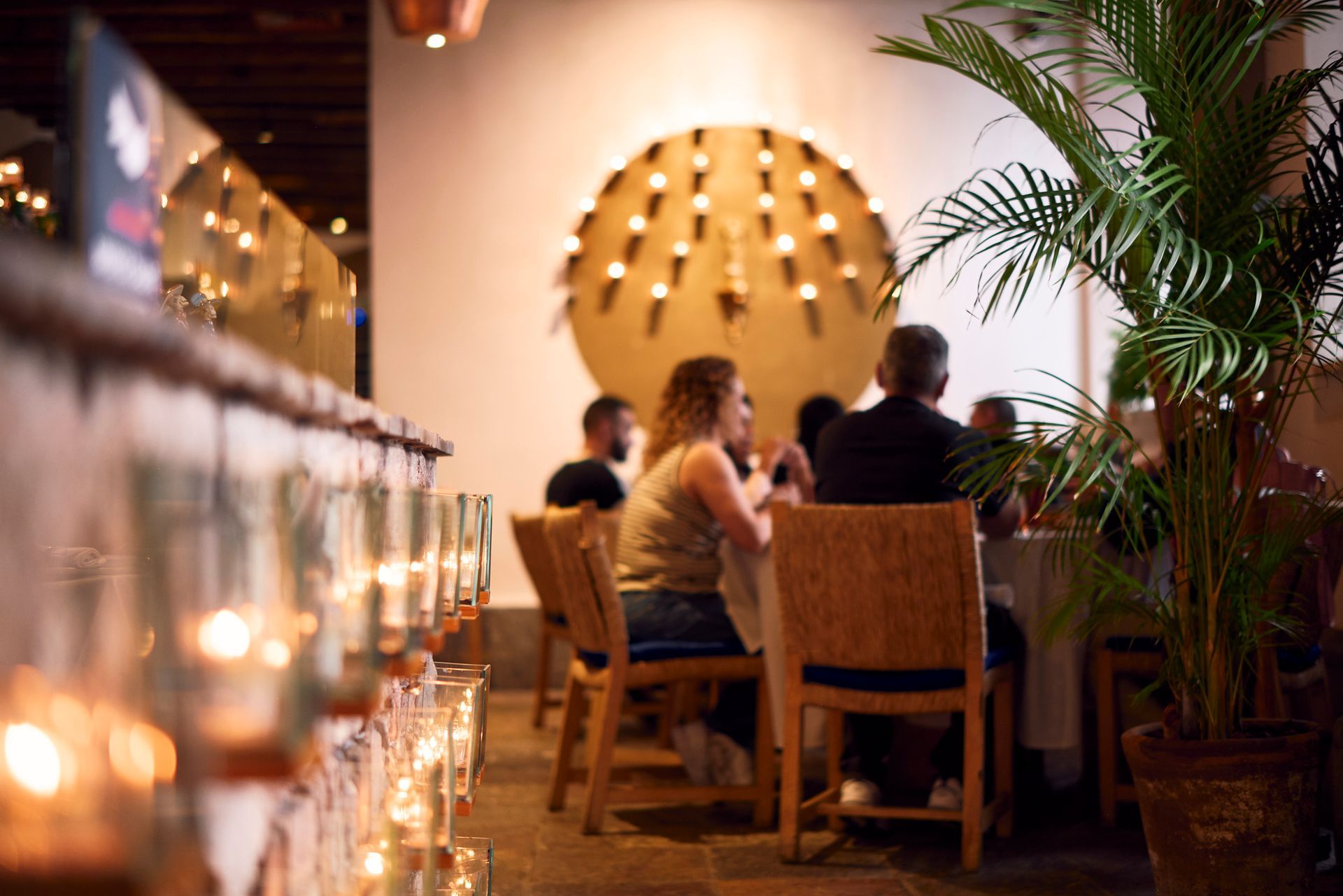 Restaurante Azul con iluminación tenue