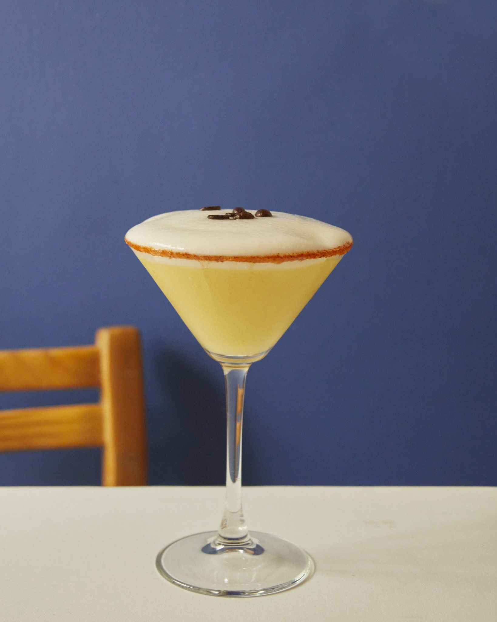 Una copa de martini con un cóctel de restaurantes Azul