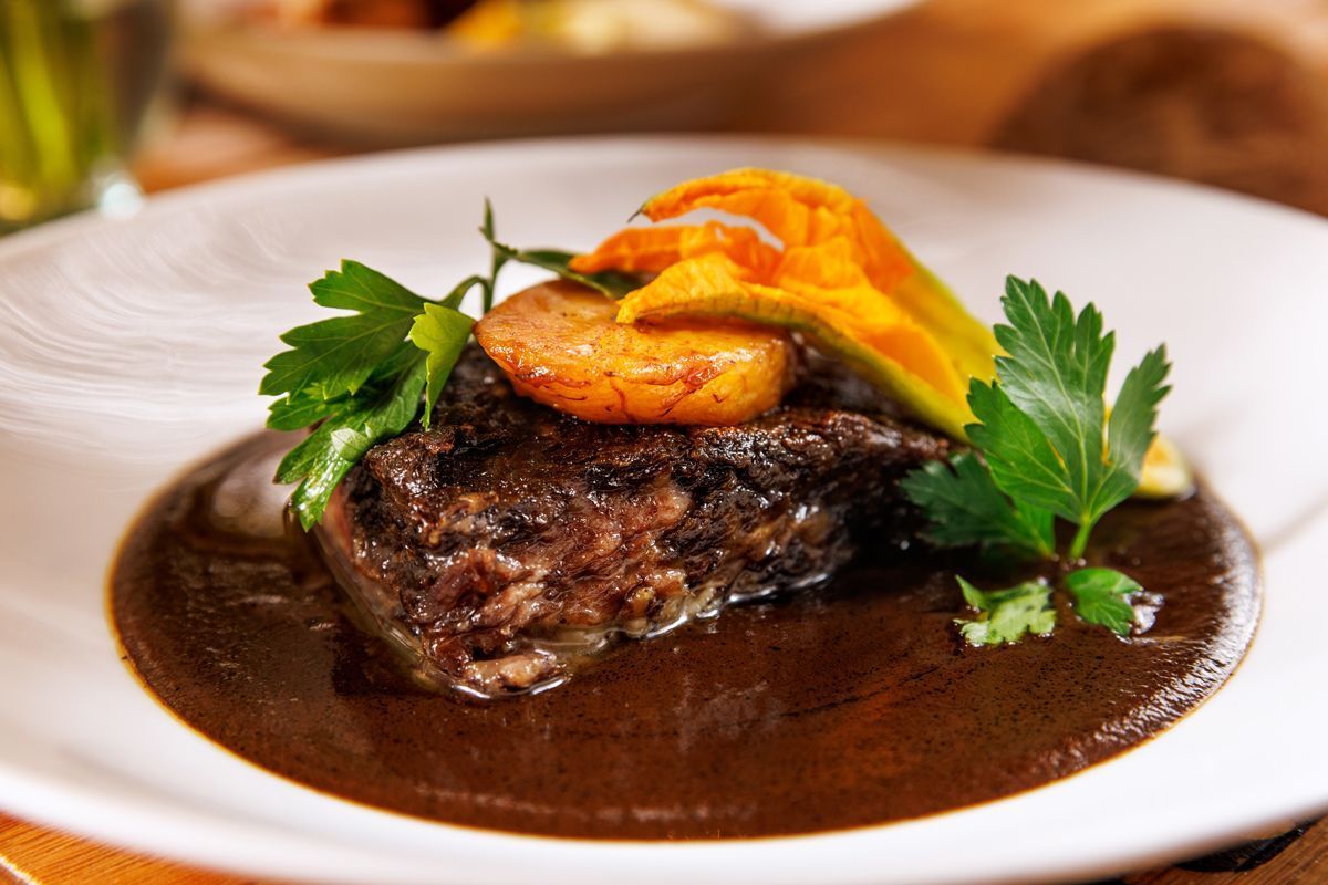 Filete sellado a la plancha con mole negro de restaurantes Azul