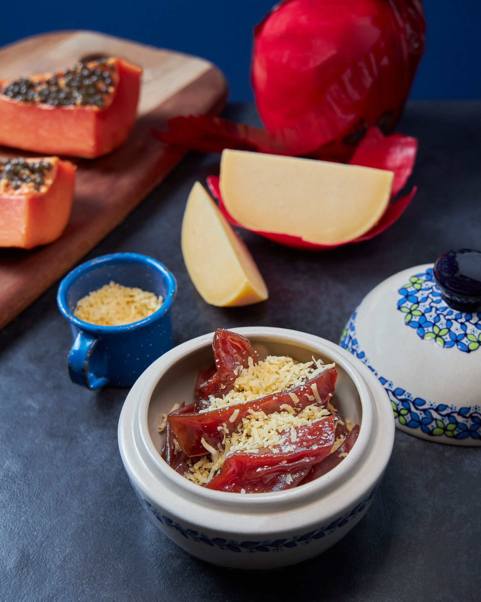 Variedad de gajos de papaya y frutos secos de restaurantes Azul