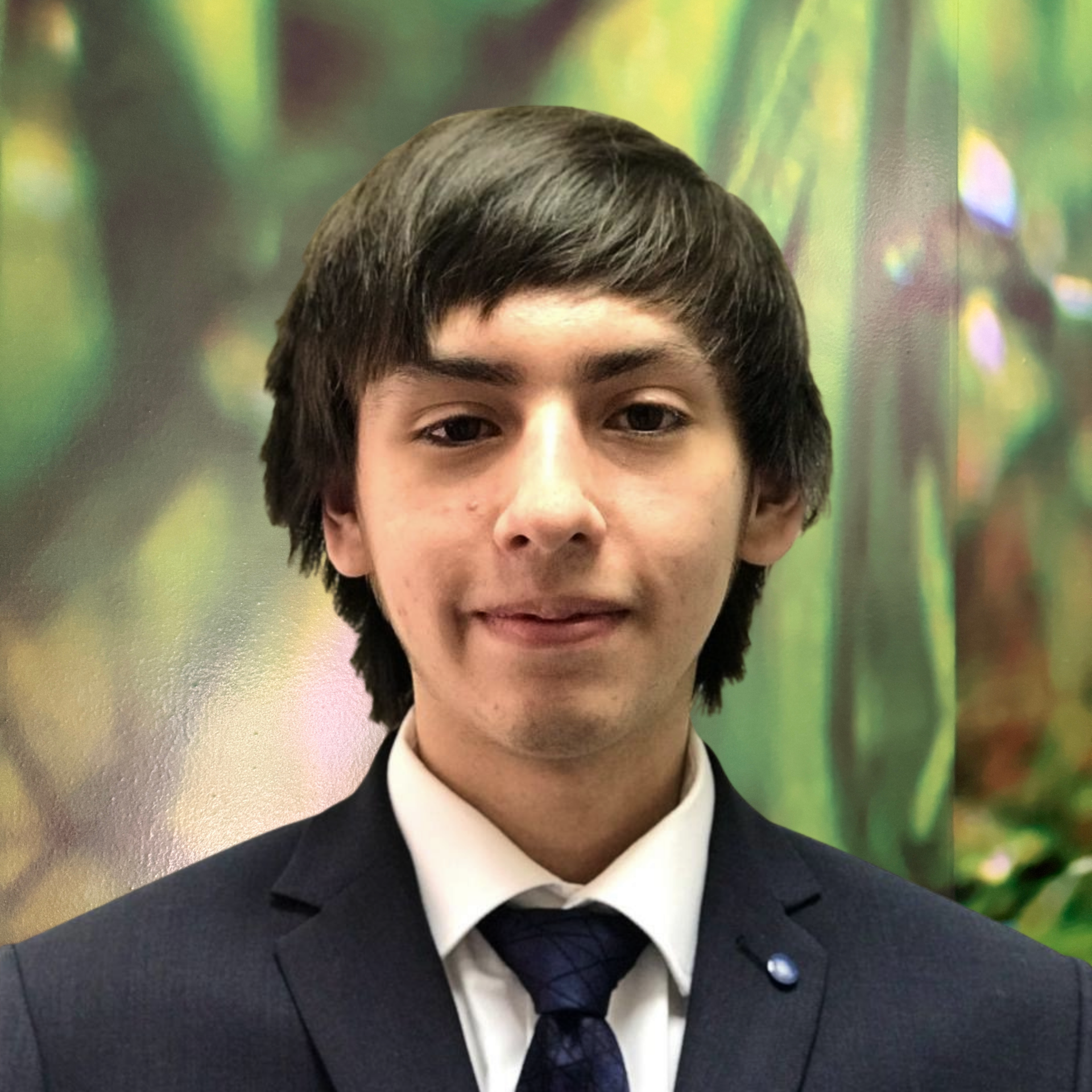 Un joven con cabello castaño largo lleva una camisa negra.