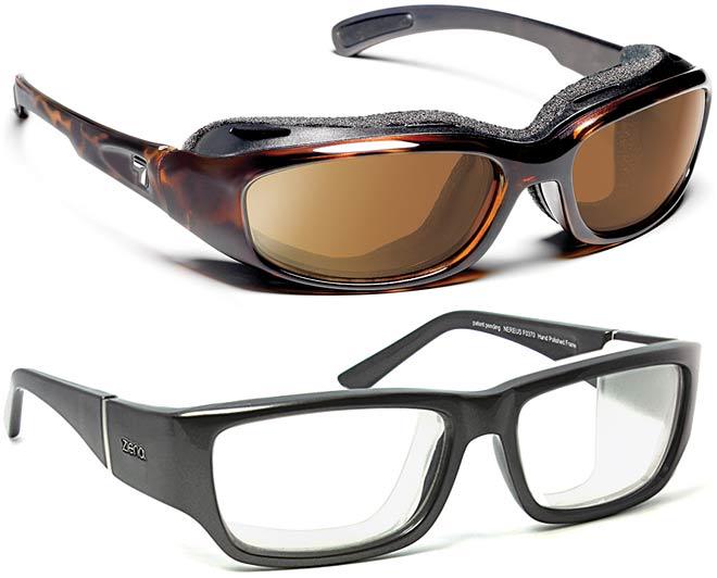 Un par de gafas de sol y un par de anteojos sobre un fondo blanco.