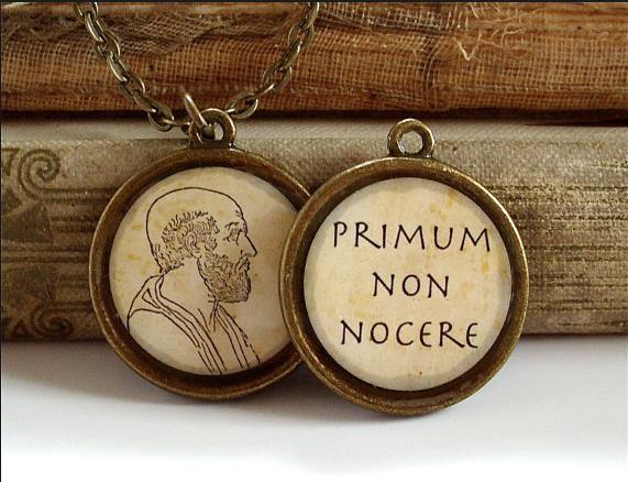 Un collar con la imagen de un hombre y las palabras primum non nocere