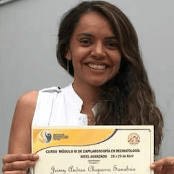 Una mujer sostiene un certificado y sonríe.