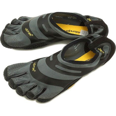 Un par de zapatos Vibram Five Fingers sobre un fondo blanco.