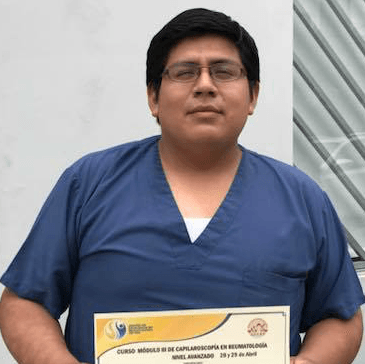 Un hombre con un uniforme azul sostiene un certificado.
