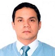 Un hombre lleva un suéter azul y corbata.