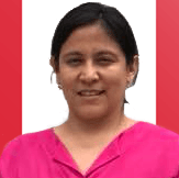 Una mujer con una camisa rosa sonríe delante de una bandera canadiense.