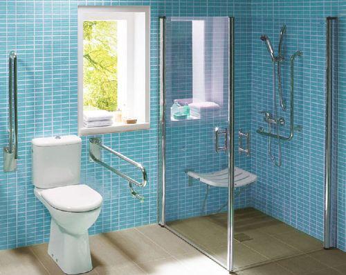 Un baño con inodoro, ducha y ventana.