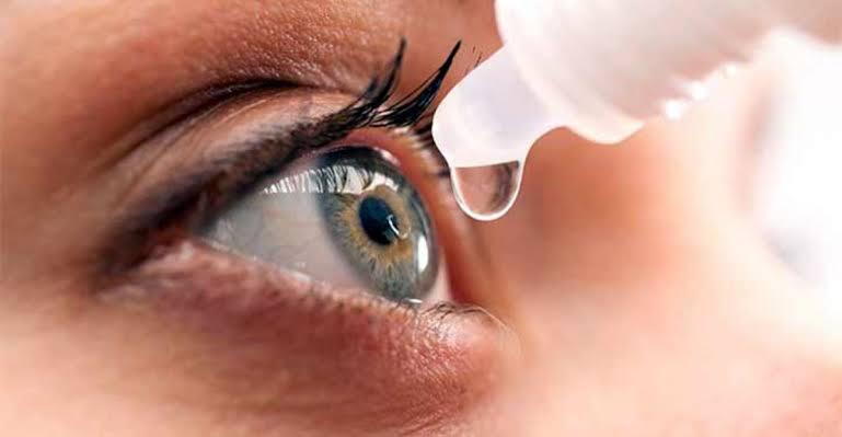 Una mujer se aplica gotas para los ojos.
