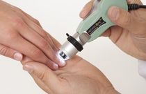 Un médico está examinando la mano de un paciente con un microscopio.