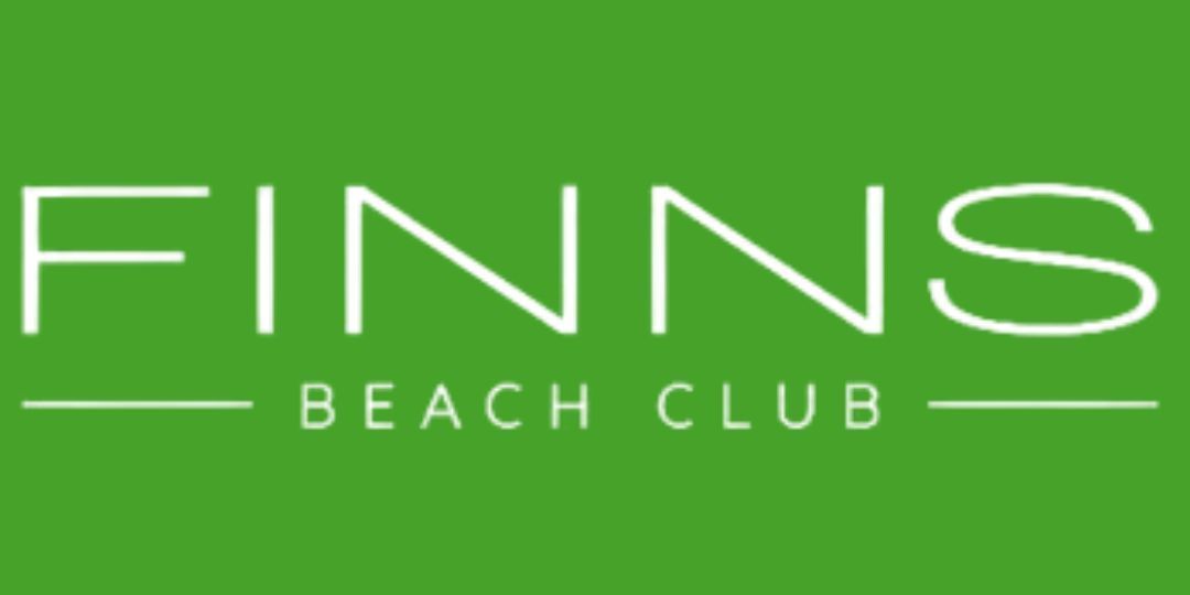 Logo Finns Beach Club dengan latar belakang hijau. Teks dan elemen desain berwarna putih.