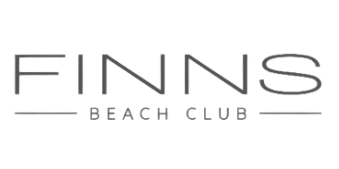 Logo Finns Beach Club berwarna abu-abu.