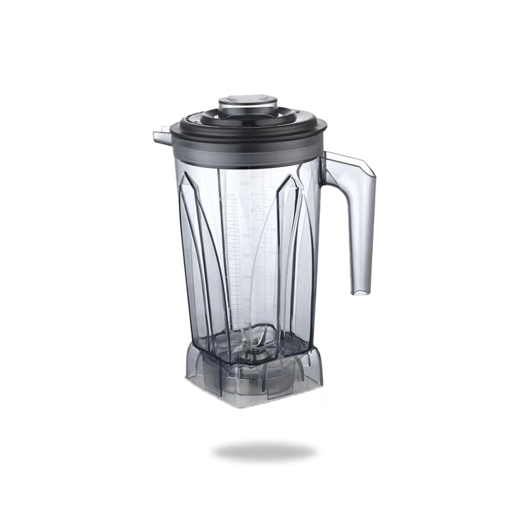 Wadah blender transparan dengan tutup dan pegangan berwarna hitam, di atas latar belakang putih.
