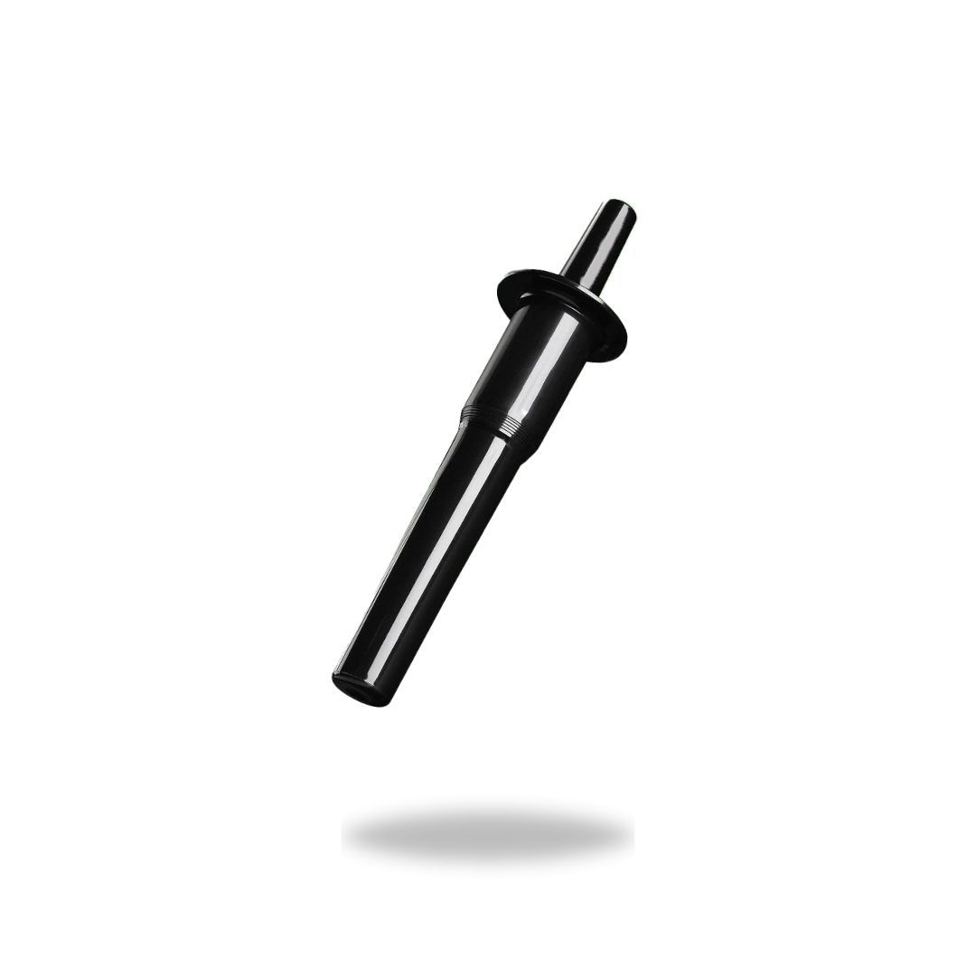 Bagian blender berwarna hitam, berbentuk silinder dengan bagian atas dan cincin kecil, sedikit miring ke atas.