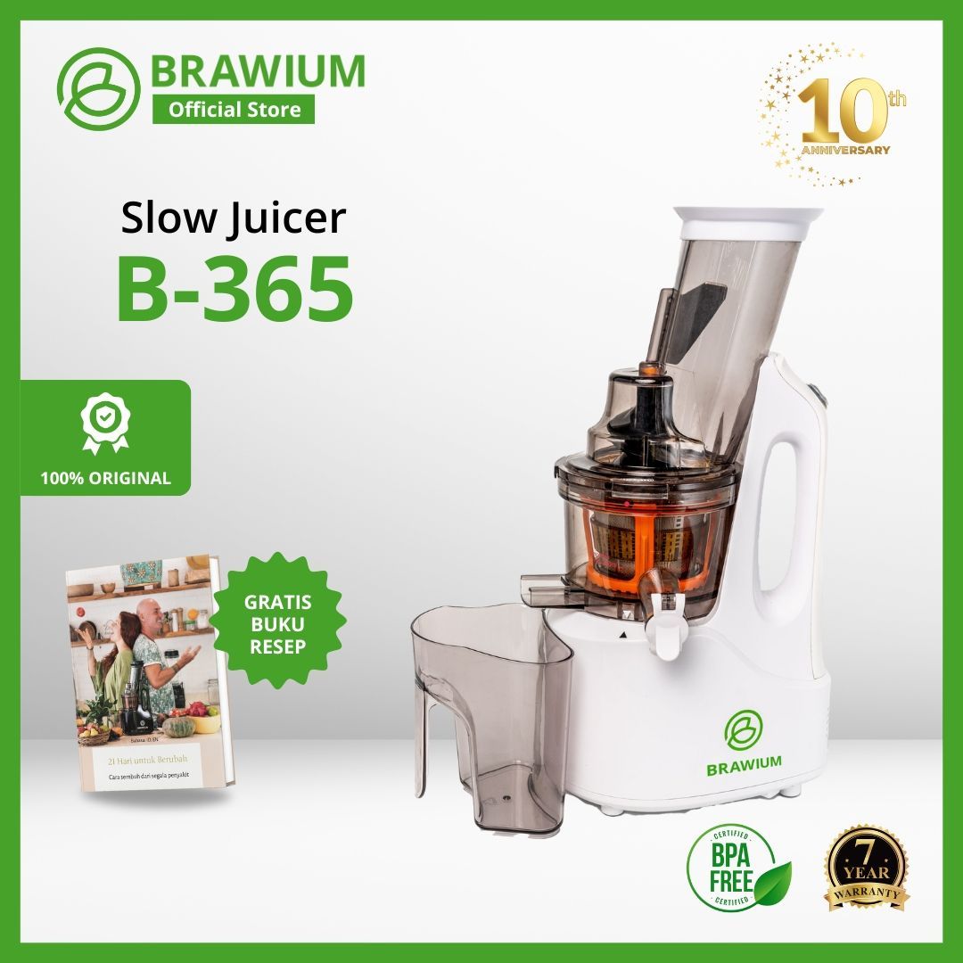 Pembuat jus lambat Brawium model B-365 berwarna putih dan abu-abu dengan buku resep dan merek pada latar belakang hijau.