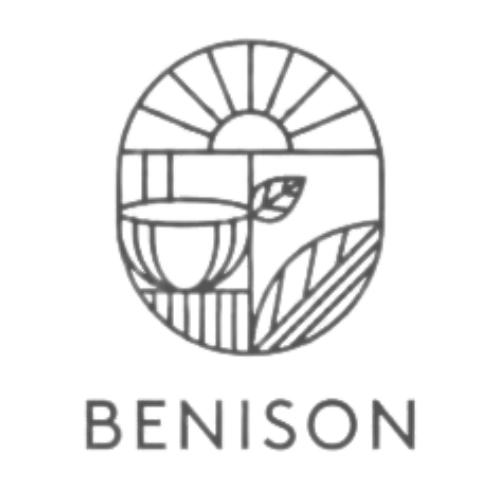 Logo untuk Benison: sebuah cangkir teh, daun, dan lanskap geometris dengan garis-garis yang memancar di atasnya, di dalam sebuah oval.