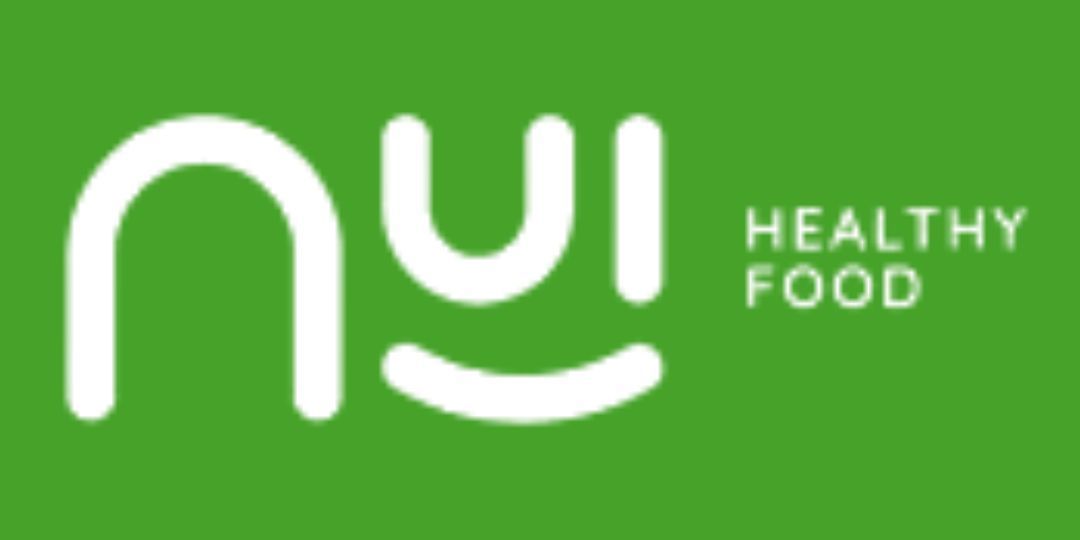 Logo untuk Nui Healthy Food, teks putih pada latar belakang hijau.