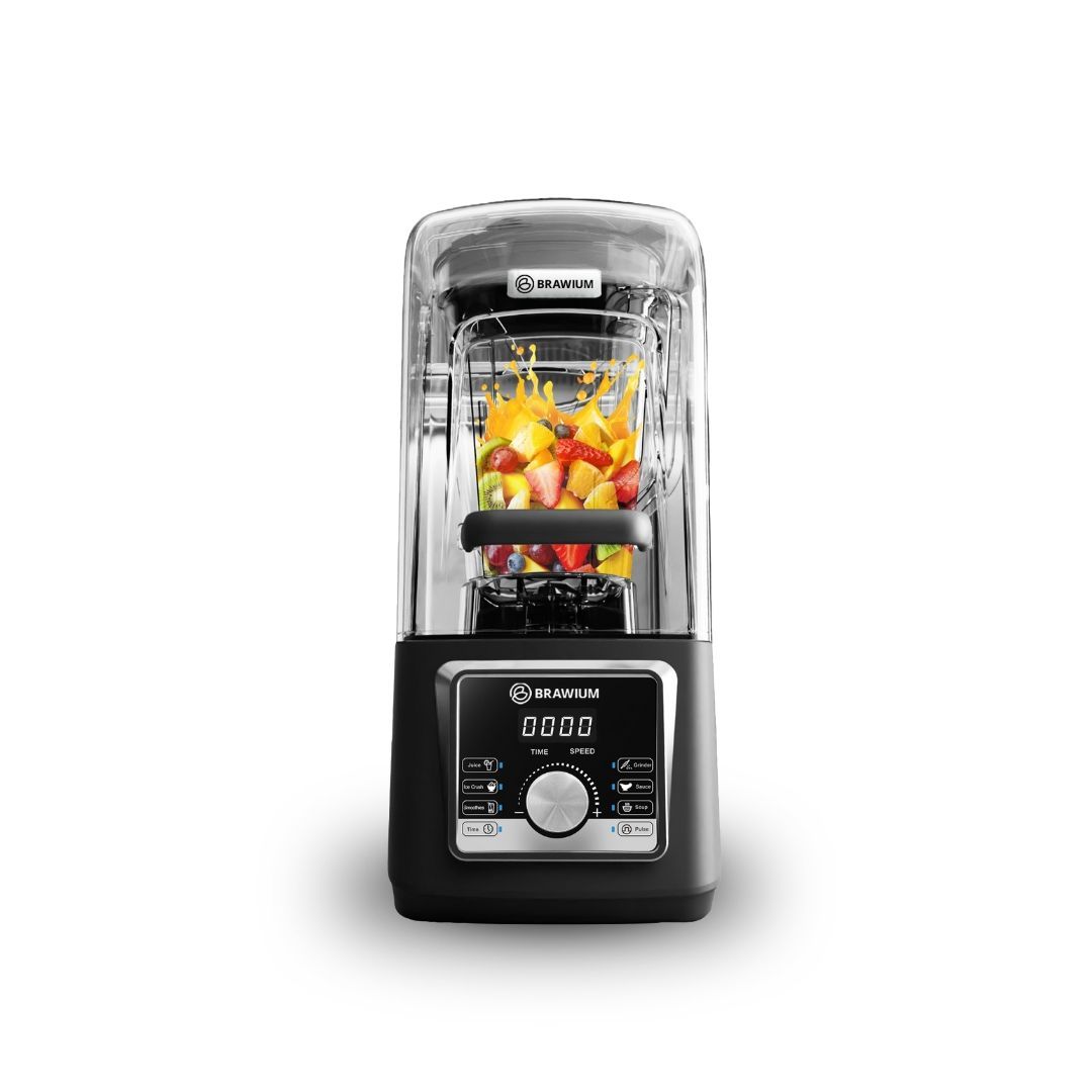 Blender hitam dengan wadah transparan berisi buah, tampilan digital, dan kontrol.