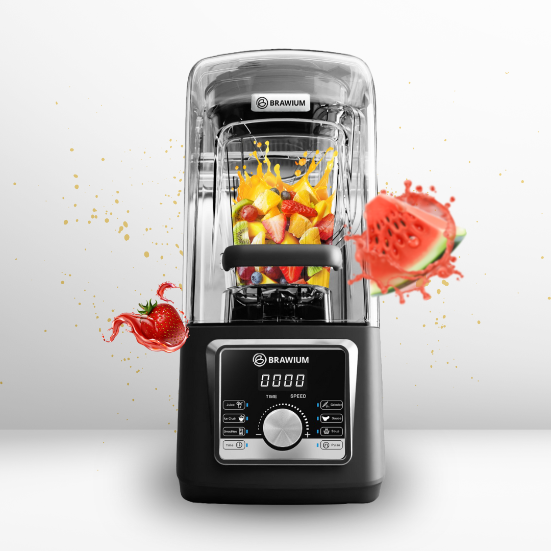 Blender hitam dengan buah-buahan di dalamnya dan percikan air dan buah di sekelilingnya.