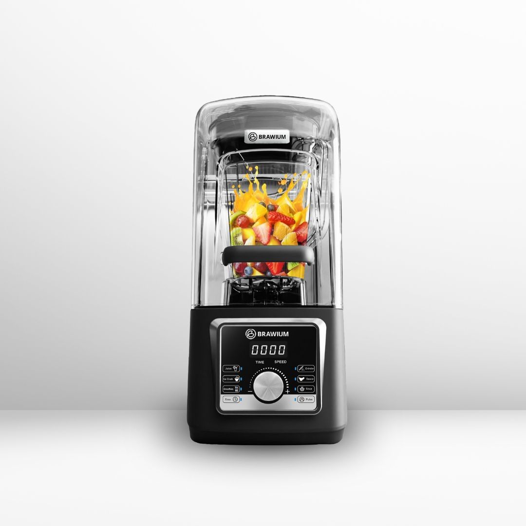 Blender hitam dengan buah di dalamnya, sedang memblender.