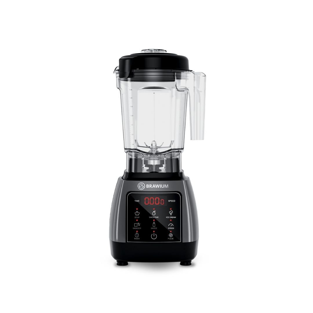 Blender dengan alas abu-abu, wadah bening, dan tutup hitam. Dilengkapi kontrol digital.