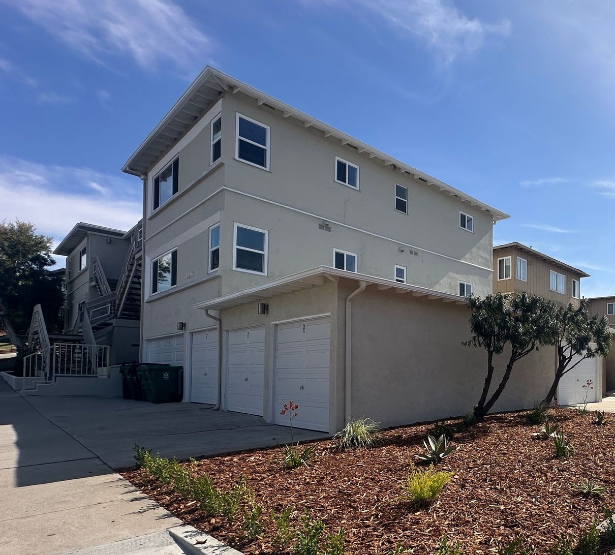 Multifamily apartment building in Inglewood