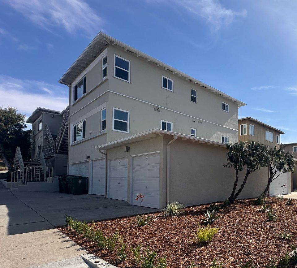 Multifamily apartment building in Inglewood