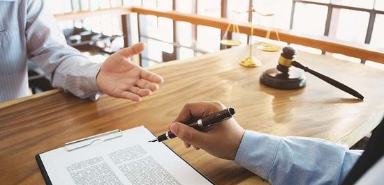 consulente del lavoro con documento