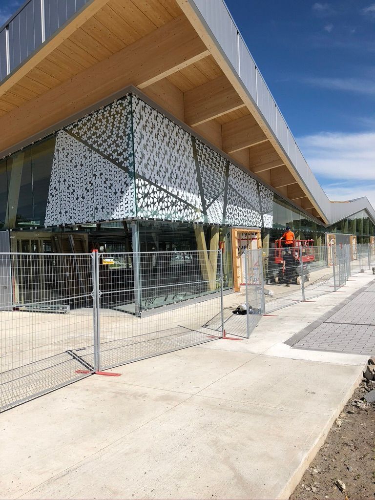 Un bâtiment en construction avec une clôture autour.