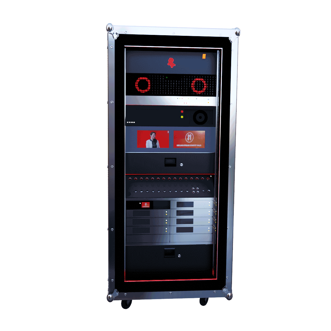 Ein schwarzes, fahrbares Gerätegestell mit verschiedenen elektronischen Bauteilen, darunter Signalprozessoren und Verstärker.