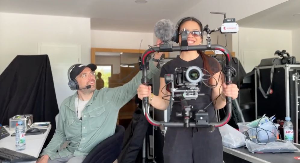 Produktions-Vorbereitung: Maxime und Thao My beim Einrichten der Gimbal-Cam für den mobilen Einsatz