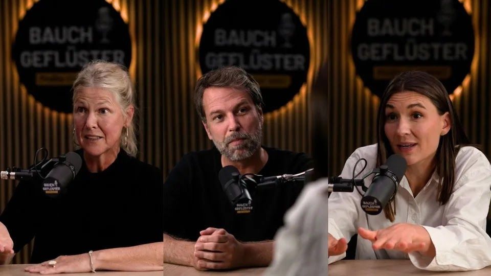 Full-Service-Podcast-Produktion: Ein durchdachtes Studio-Setup mit optimaler Lichtführung und Bildregie schafft eine intime und zugleich hochprofessionelle Gesprächsatmosphäre für Formate wie das 