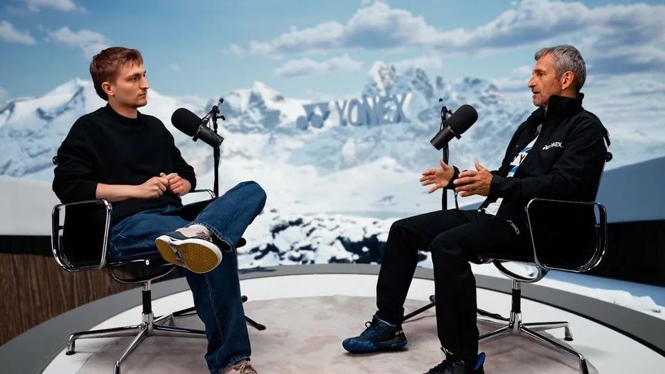 Skalierbare Produktionslogik im Green-Screen-VP-Studio der Redpinata Studios: Virtual-Production-Setup mit flexibel austauschbaren Markenwelten (hier für YONEX).