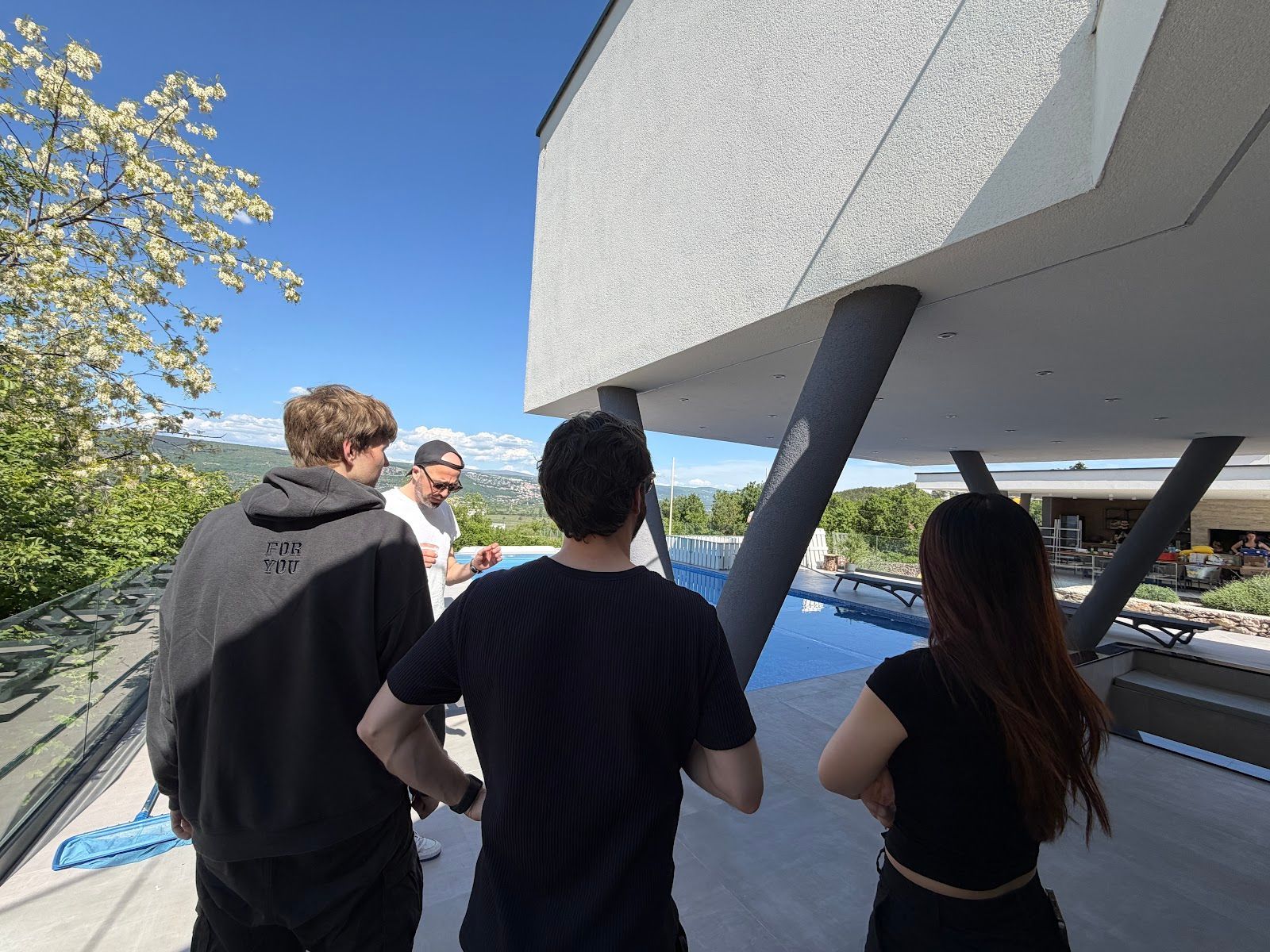 Redpinata Team bei der Produktionsbesprechung und Kabelplanung vor Ort an der Villa