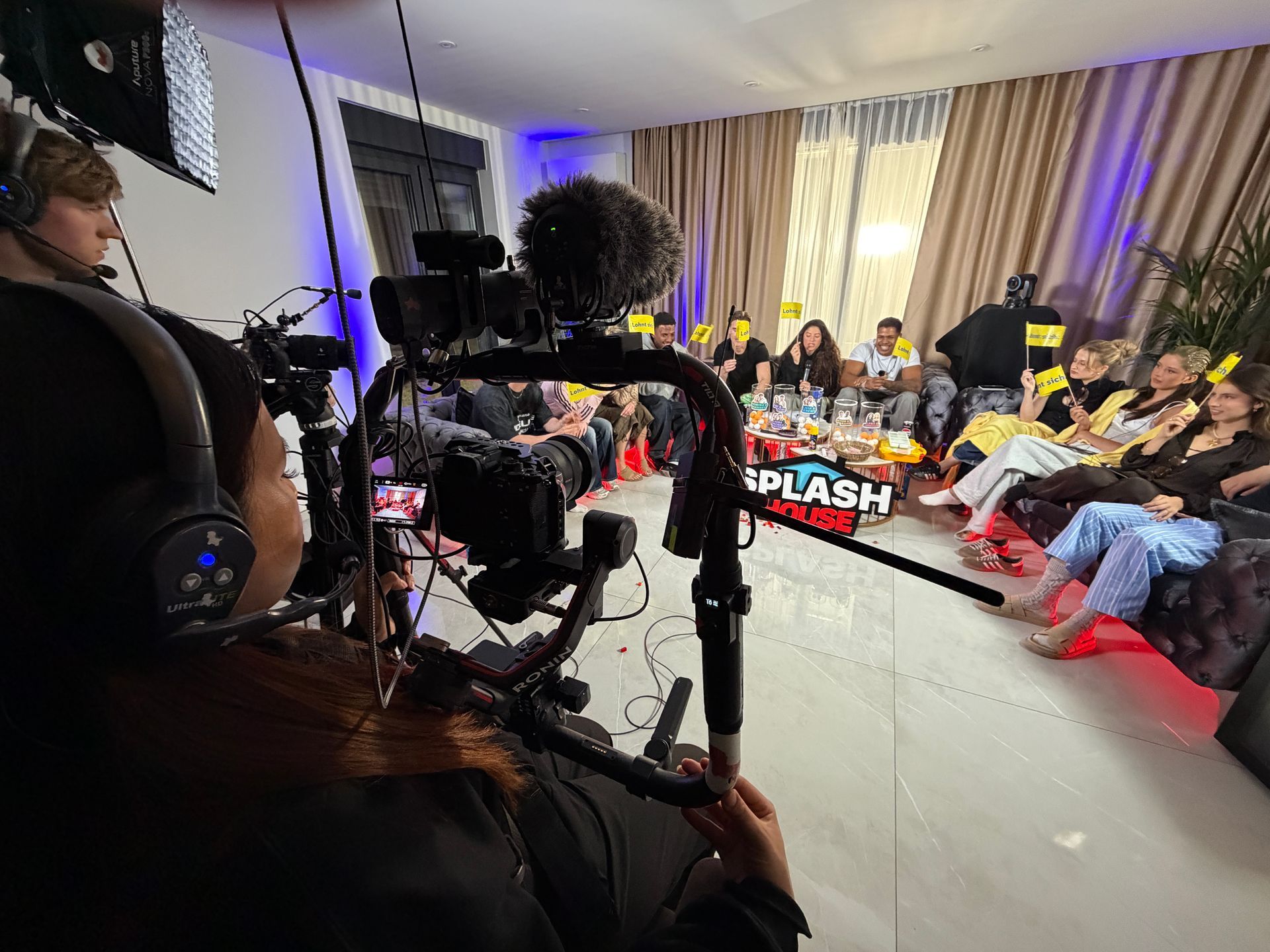 Camera Operator mit Ronin-Gimbal live im Einsatz beim Indoor-Abendset
