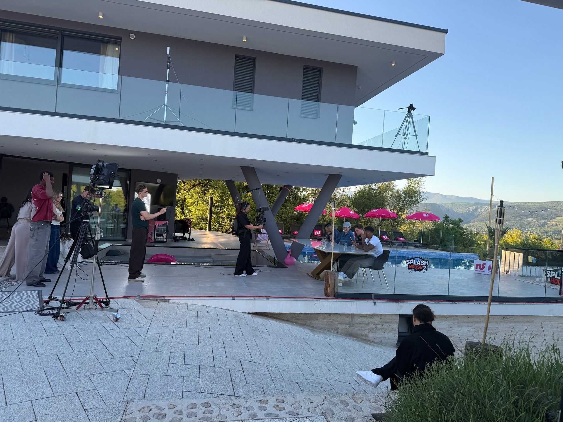 Tag-Setup am Pool: Erkenne-Den-Challenge mit Creatorn am Tisch vor kroatischer Bergkulisse