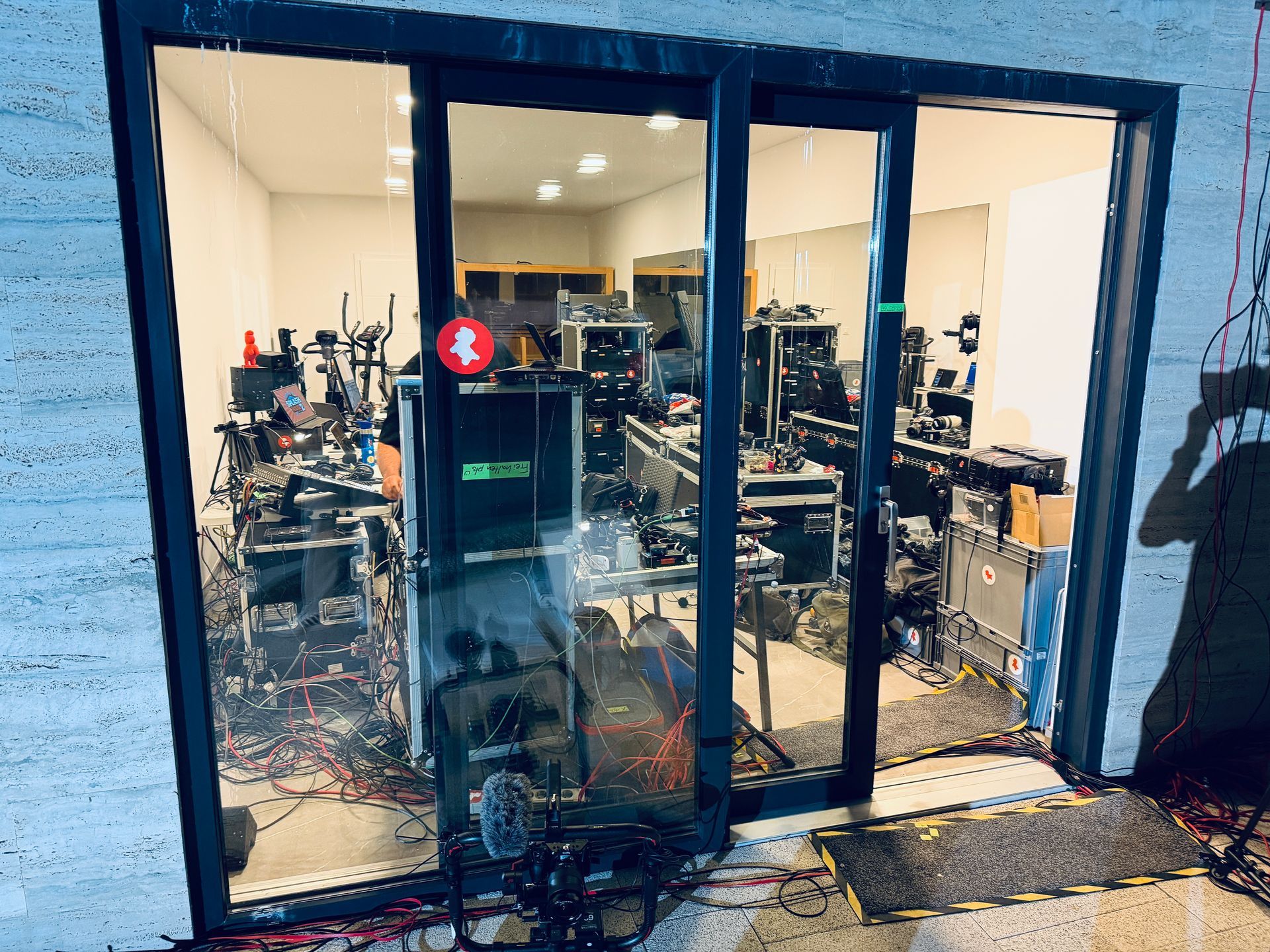 Blick durch die Glasscheibe in die hermetisch abgeriegelte Regie der Splash House 2 Produktion
