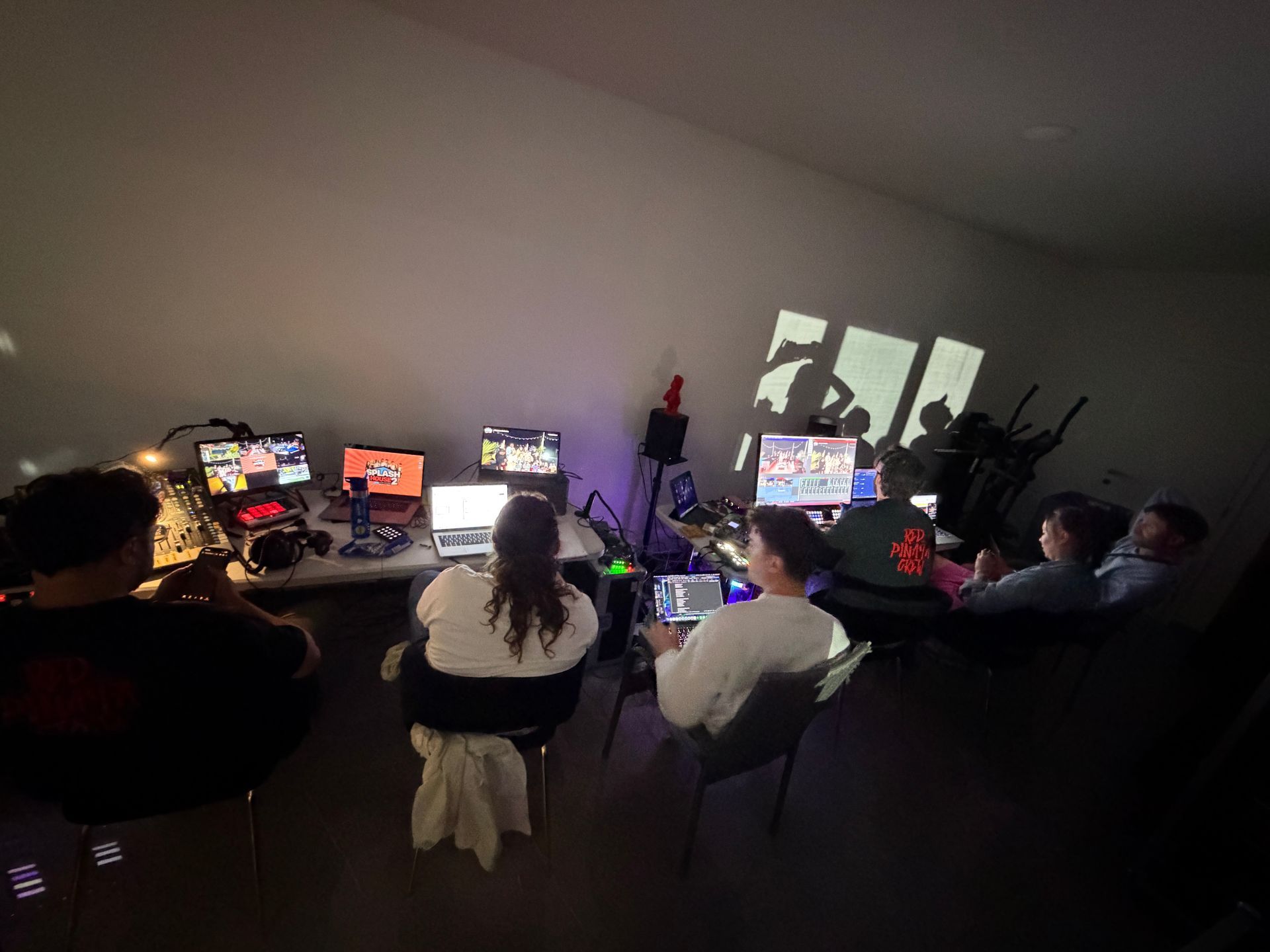 Die voll besetzte Regie während der Live-Sendung mit Multiview, Mischpult und vMix-Bedienung