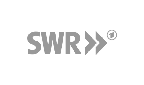 Graues SWR-Logo mit zwei nach rechts zeigenden Winkeln und einem kleinen Kreis mit der Zahl Eins.