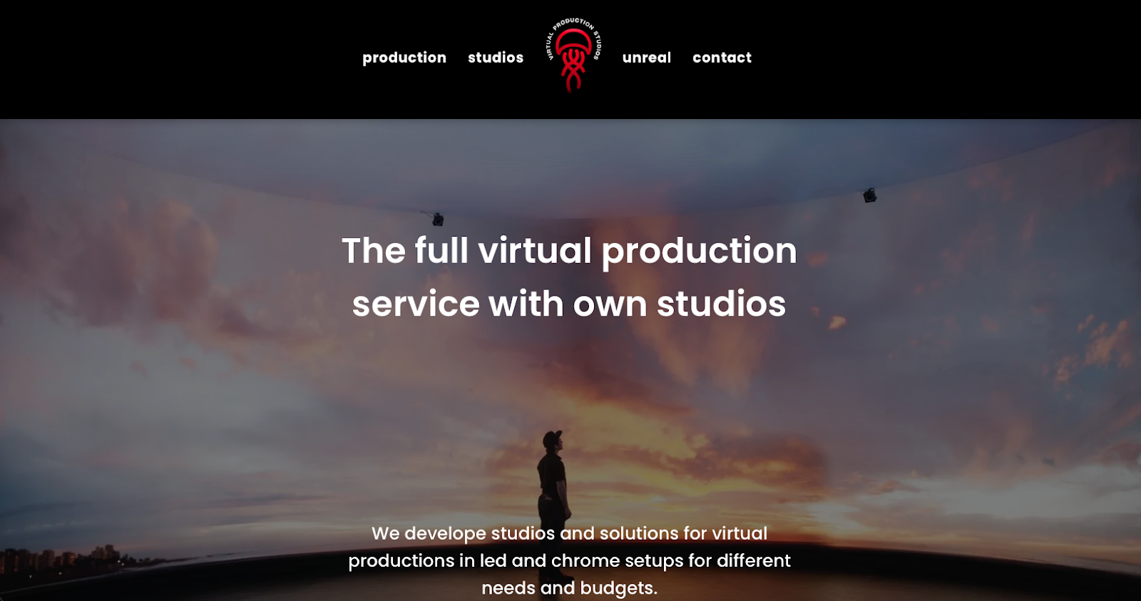 Eine Landingpage mit dem Text „Der komplette virtuelle Produktionsservice mit eigenen Studios“ über einer Person, die im Sonnenuntergang steht.