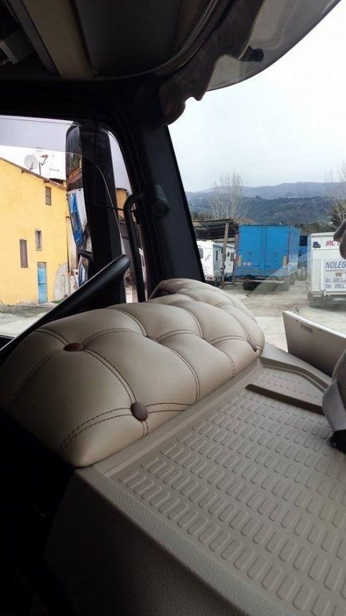 Una persona è seduta sul sedile posteriore di un camion.